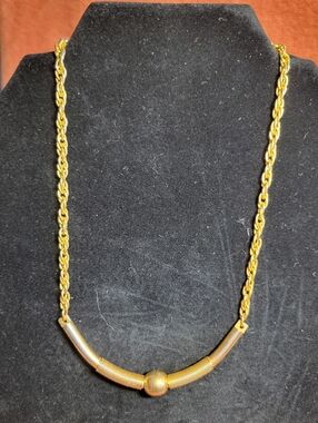 Gold tone rope chain necklace with cool bar detail